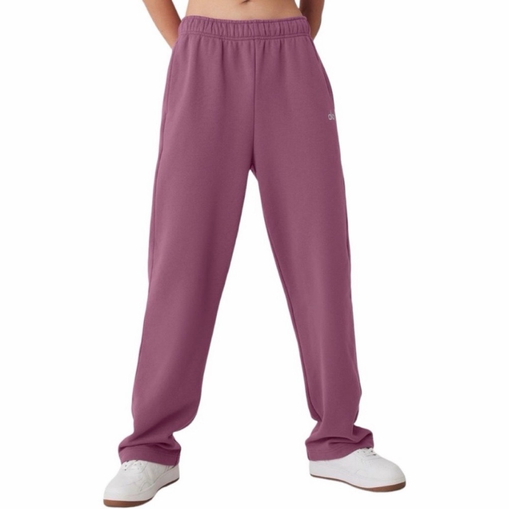 ALO Yoga Accolade Straight Leg Sweatpants in Soft Mulberry